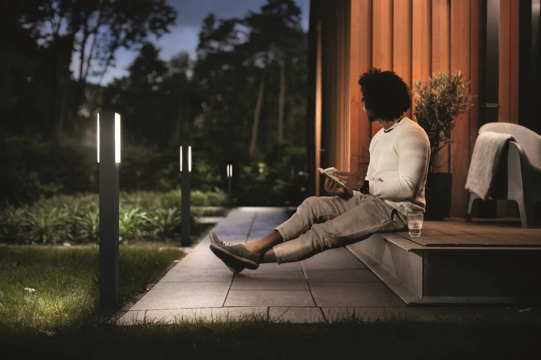Philips Verlaengerungskabel Outdoor 2 5m schwarz Smart Home