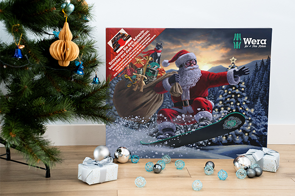 Wera Adventskalender unter Weihnachtsbaum