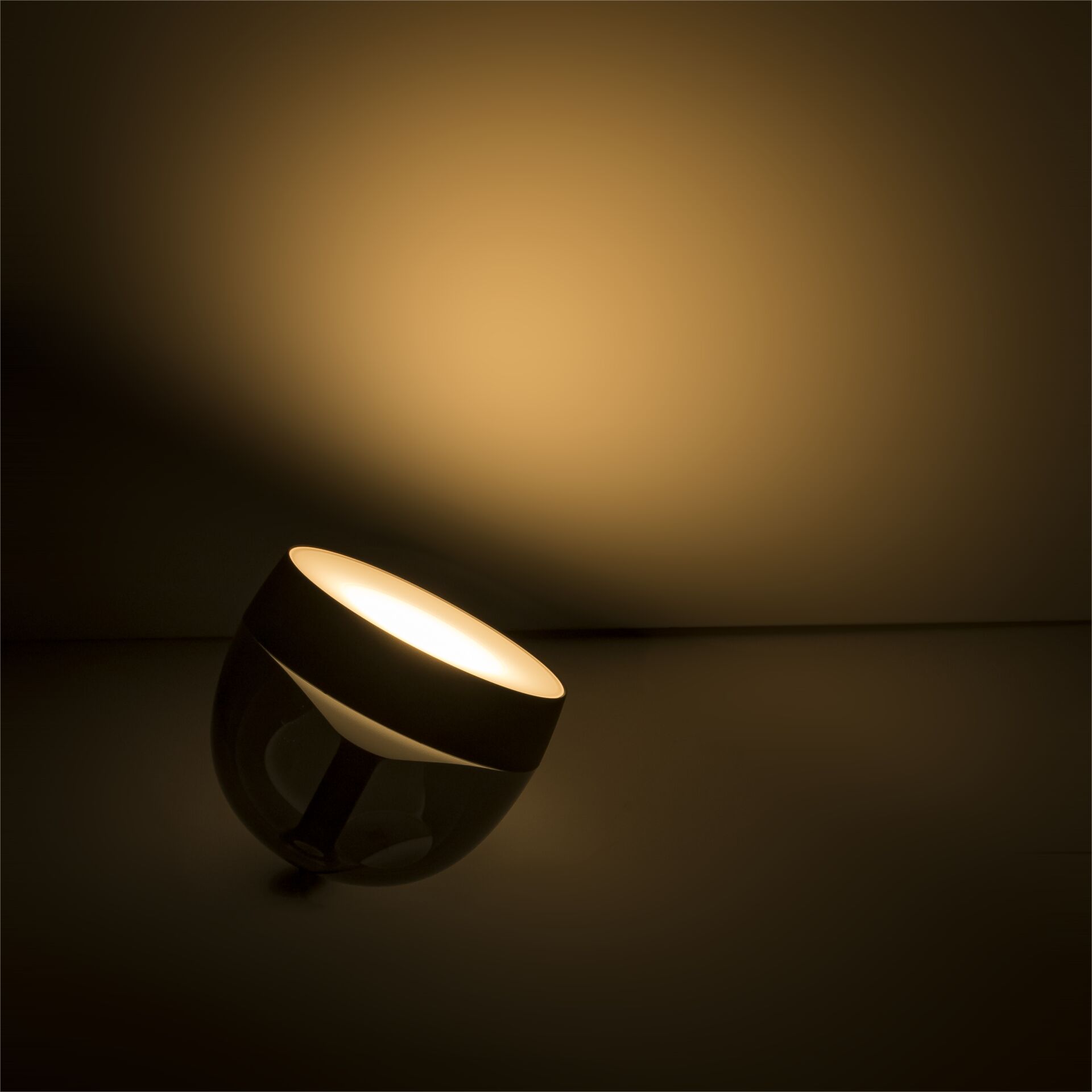 Philips Hue White and Color ambiance Iris Tischleuchte schwarz Smart Home
