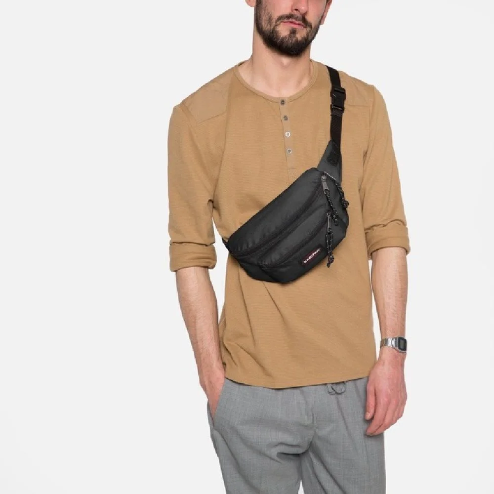 EASTPAK Guerteltasche Doggy Bag  black Taschen & Rucksaecke