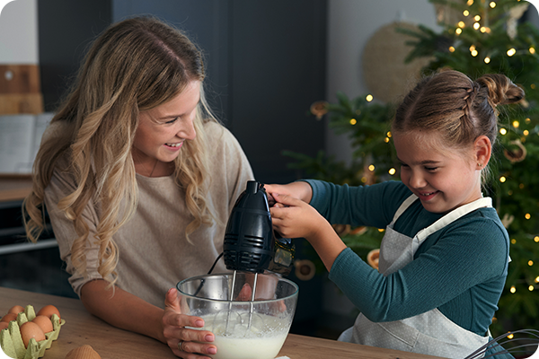 Mutter und Tochter backen zu Weihnachten