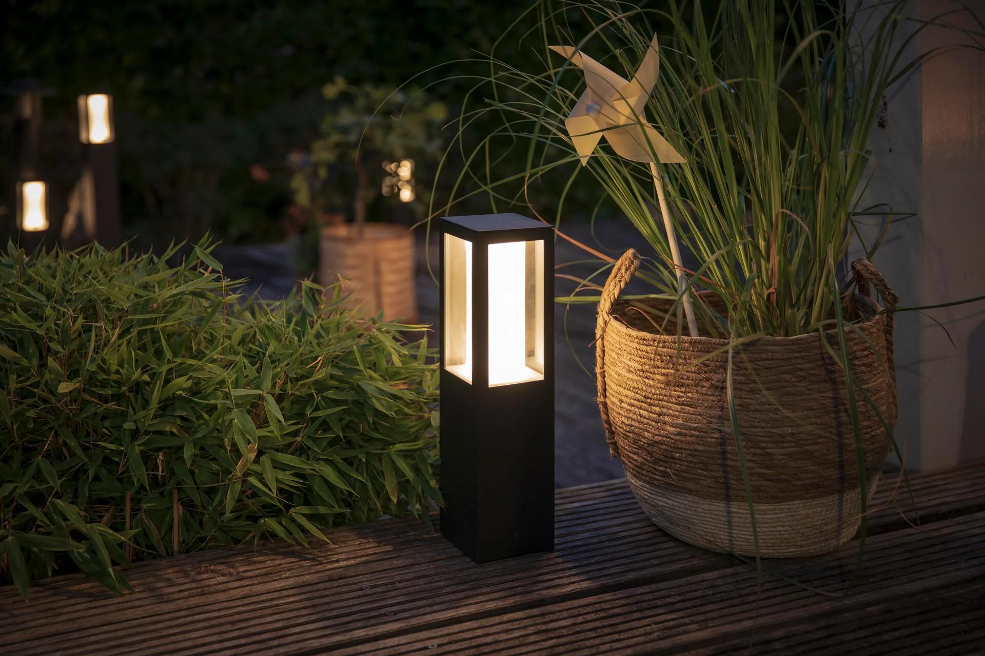 Philips Hue White Col Amb Impress Sockelleuchte klein schw Leuchtmittel & Lampen