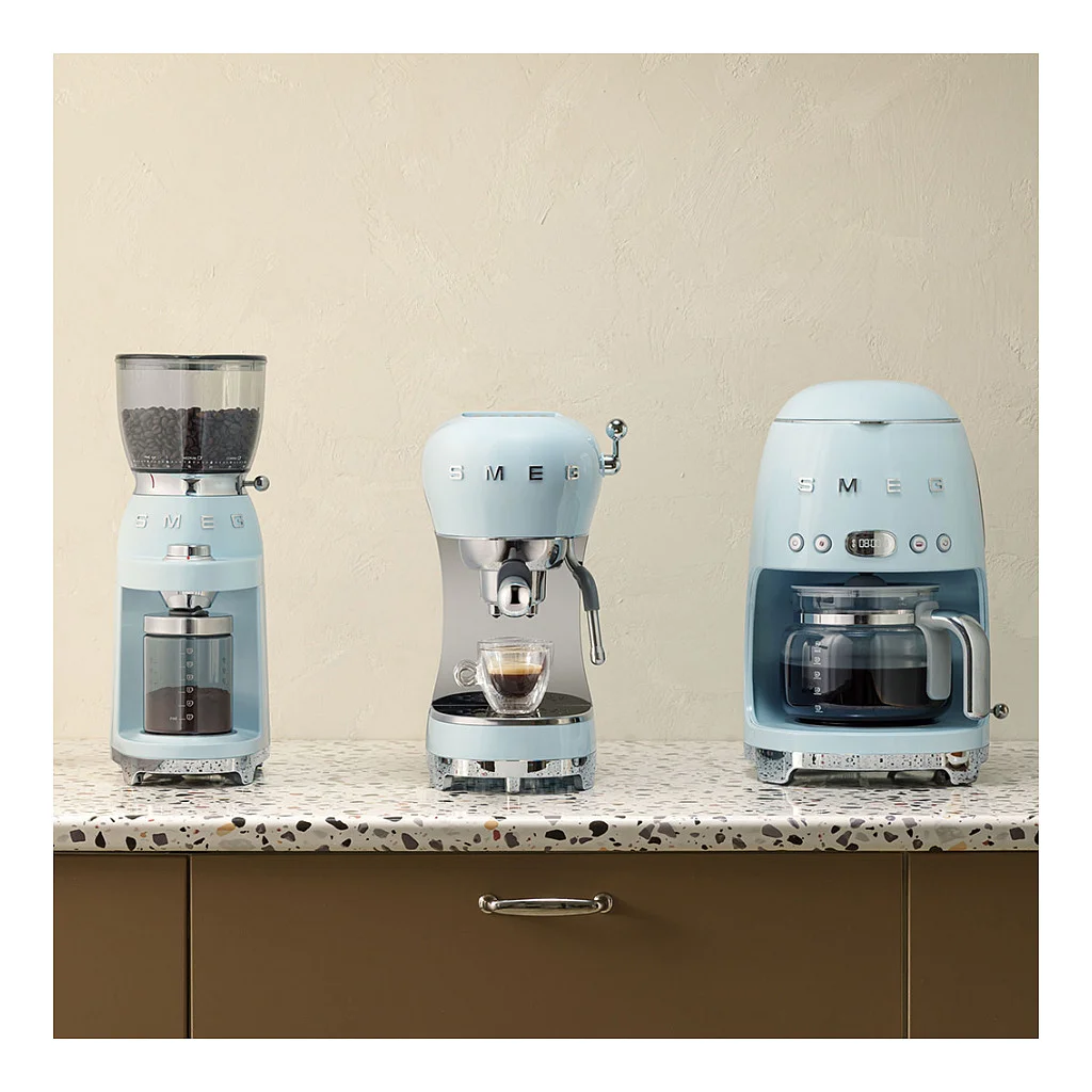 SMEG ecf02pbeu siebtraeger espresso  kaffemaschine pastellblau Kuechenkleingeraete