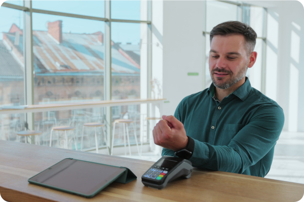 Smartwatch mit Zahlungsfunktion abgebildet.