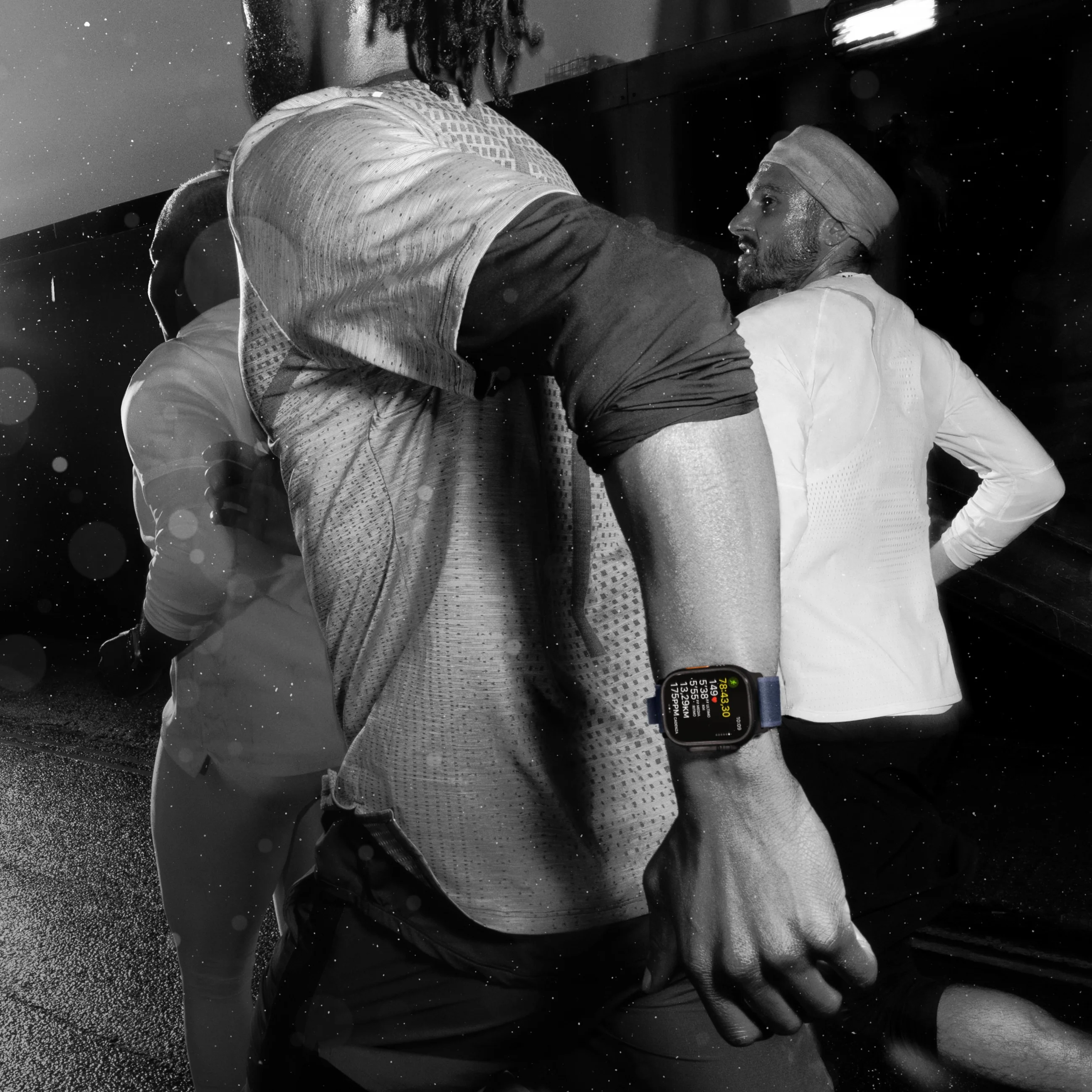 Apple watch ultra 2 gps   cellular 49mm black titanium case with dark green alpine loop   medium Smartwatches & Fitnesstracker