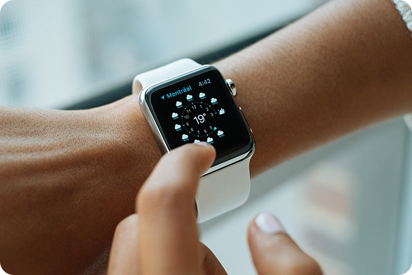 Grafik einer Smartwatch zur Darstellung von Faktenchecks.