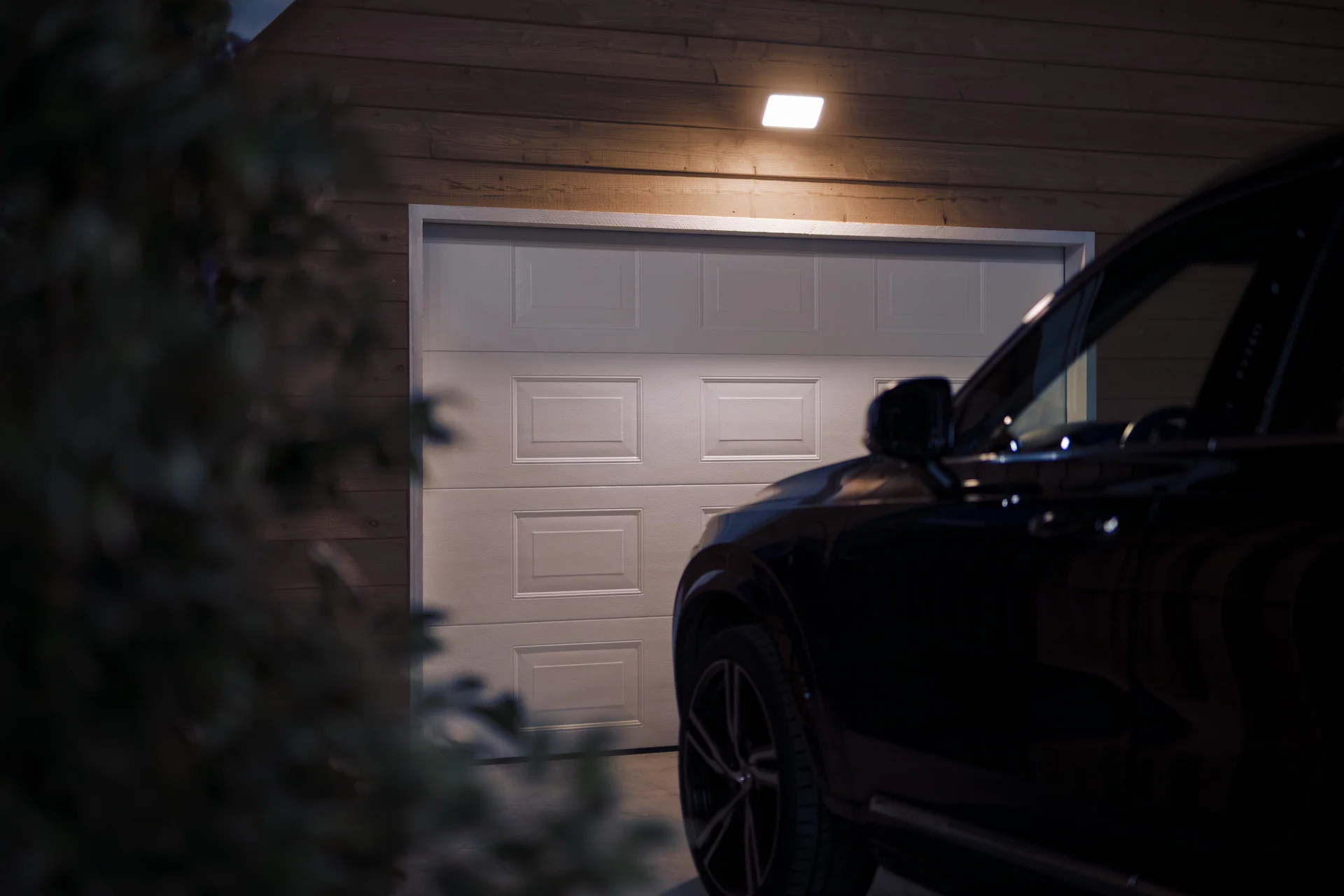 Philips Hue White Welcome Flutlicht schwarz 2300lm Leuchtmittel & Lampen